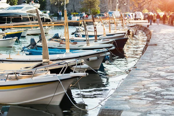 Yachts moored to the pier — Stock Photo, Image