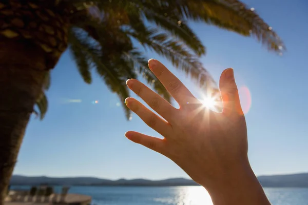 A nő a nap pajzsok a kezét — Stock Fotó