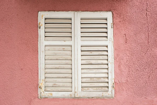 Ξύλινο παράθυρο με παντζούρια — Φωτογραφία Αρχείου