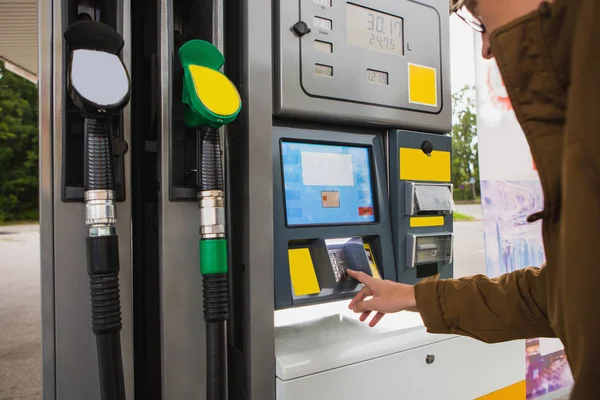 Selfservice Tankstations Een Man Betaalt Voor Brandstof Met Een Credit — Stockfoto