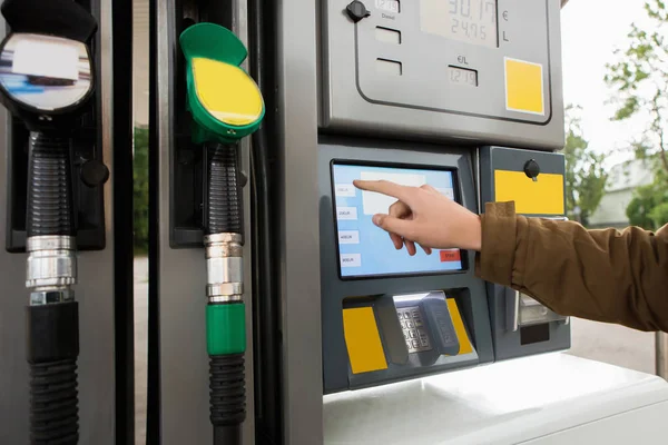 Estação Autoatendimento Homem Paga Combustível Com Cartão Crédito — Fotografia de Stock