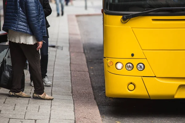 Avrupa Nın Otobüs Durağı Sarı Otobüs Farlar — Stok fotoğraf