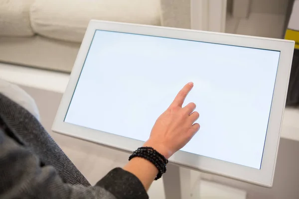 Une femme touchant l'écran de l'appareil libre-service — Photo