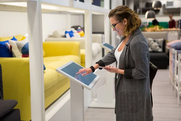 Femme avec dispositif libre-service dans le magasin — Photo