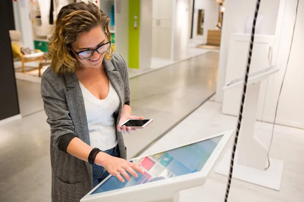 Femme avec dispositif libre-service dans le magasin — Photo