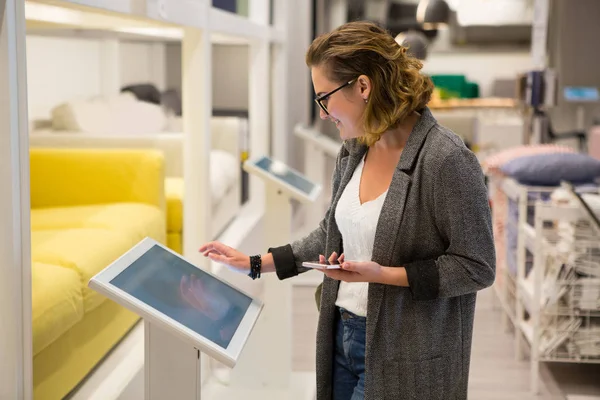 Femme avec dispositif libre-service dans le magasin — Photo