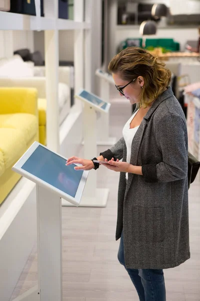 Femme avec dispositif libre-service dans le magasin — Photo