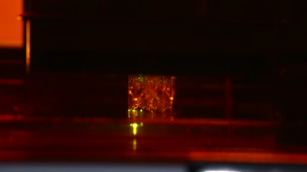 ステレオ リソグラフィ研究所感光性樹脂から構造を印刷で プリンター 重合による精密縮尺モデルを作成します — ストック動画