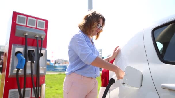 Mulher Sorridente Estação Carregamento Carros Elétricos Mulher Carregando Carro Elétrico — Vídeo de Stock