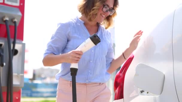 Mujer Sonriente Estación Carga Coches Eléctricos Mujer Cargando Coche Eléctrico — Vídeos de Stock