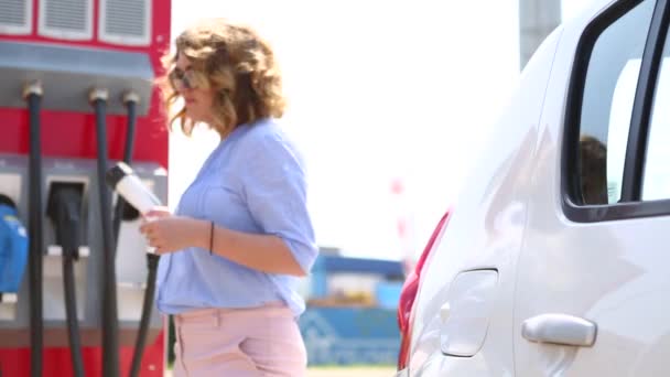 Mujer Sonriente Estación Carga Coches Eléctricos Mujer Cargando Coche Eléctrico — Vídeo de stock