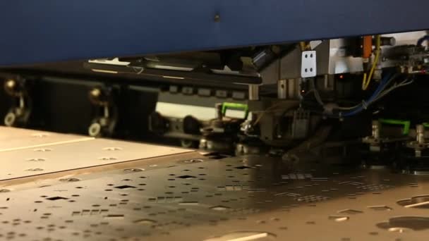 Roboter Zum Stanzen Von Metallprodukten Während Der Arbeit Moderne Automatisierte — Stockvideo