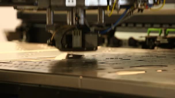 Robô Para Estampar Produtos Metálicos Durante Trabalho Fábrica Automatizada Moderna — Vídeo de Stock