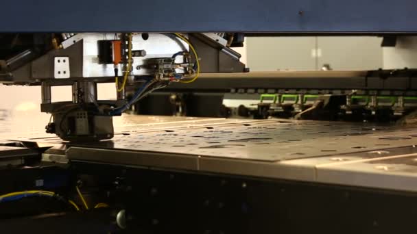 Robot Voor Het Stempelen Van Producten Van Metaal Tijdens Werkzaamheden — Stockvideo