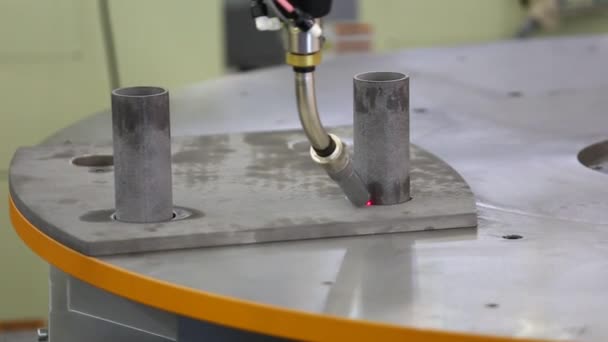 机器人手臂特写 现代工厂操作中的自动焊接机器人 — 图库视频影像