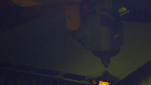 Automat Ramię Robota Cięcia Metalu Procesie — Wideo stockowe