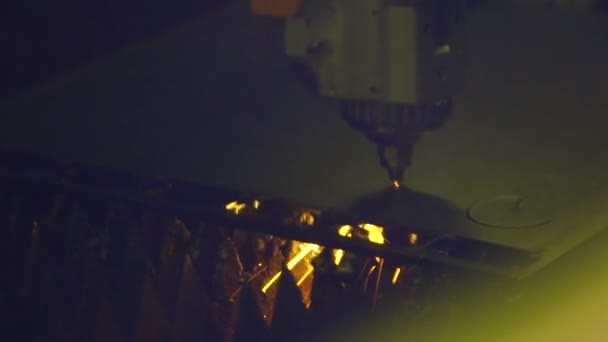 Automat Ramię Robota Cięcia Metalu Procesie — Wideo stockowe