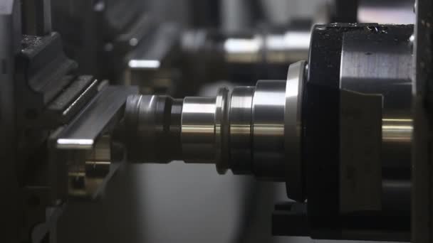 金属部品を加工する機械 近代的なオートメーション化された工場 — ストック動画