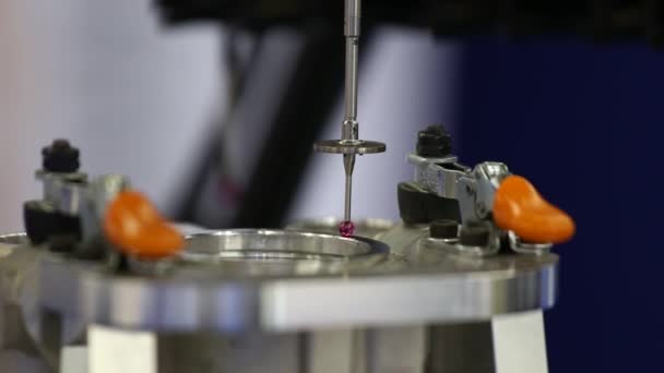 Kızılötesi Sensör Parçaları Ölçmek Için Modern Bir Fabrika Üzerinde Kalite — Stok video