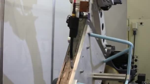 Primo Piano Del Braccio Robotico Robot Saldatura Automatico Una Moderna — Video Stock