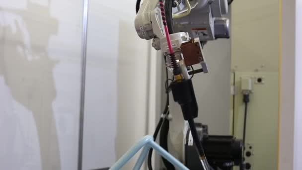 机器人手臂特写 自动化焊接机器人在一个现代化的工厂中运行 装配线 — 图库视频影像