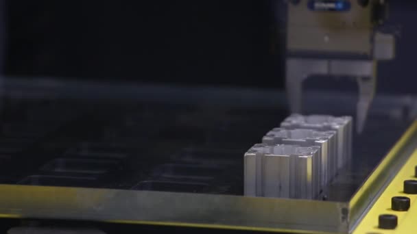 现代机器人手臂 自动化焊接机器人在现代工厂中的运行 装配线 — 图库视频影像
