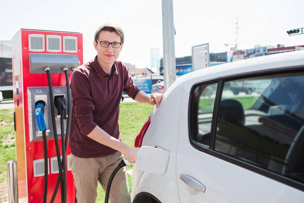 Een man staat op het laadstation — Stockfoto