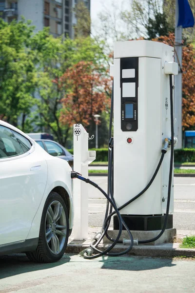 Electric car is charging at the station — Stock Photo, Image