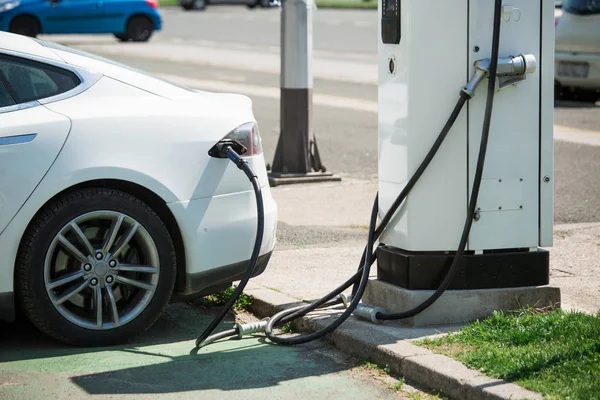 Elektrische auto opladen op het station — Stockfoto