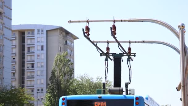 Belgrade Serbia May 2018 Electric Bus Stop Daytime Modern Ecology — Stock Video