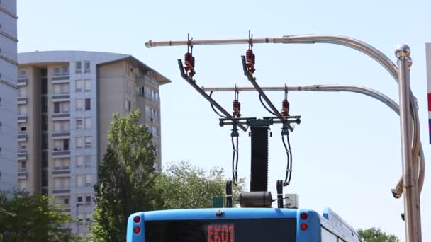 Belgrade Sırbistan Mayıs 2018 Elektrikli Otobüs Durağında Gündüz Modern Ekoloji — Stok video