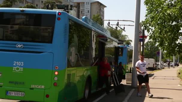 Belgrad Serbien Mai 2018 Fahrgäste Verlassen Elektrobus Haltestelle — Stockvideo