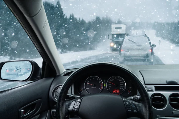 Carro Conduzido Uma Estrada Inverno — Fotografia de Stock