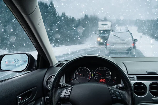 Coche Conduce Una Carretera Invierno — Foto de Stock