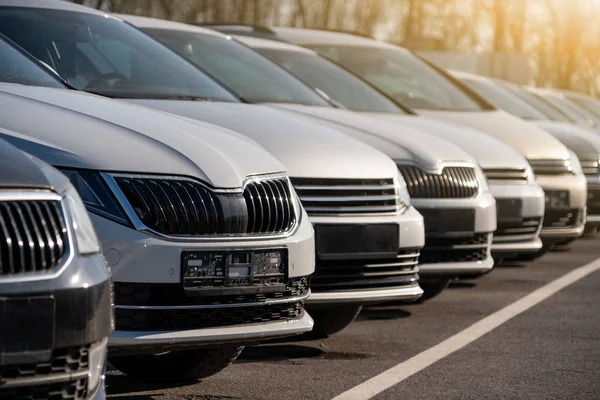 Autos Hintereinander Gebrauchtwagenverkauf — Stockfoto