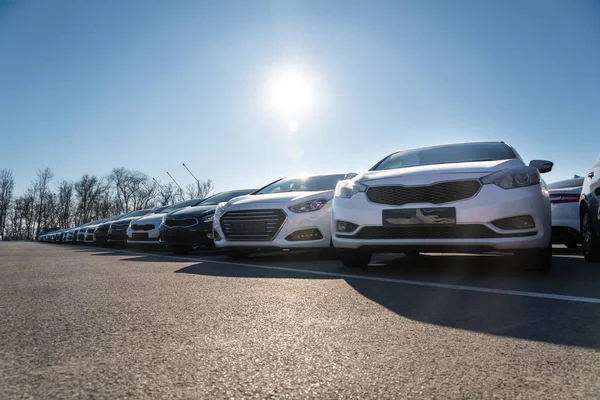 Autos Hintereinander Gebrauchtwagenverkauf — Stockfoto