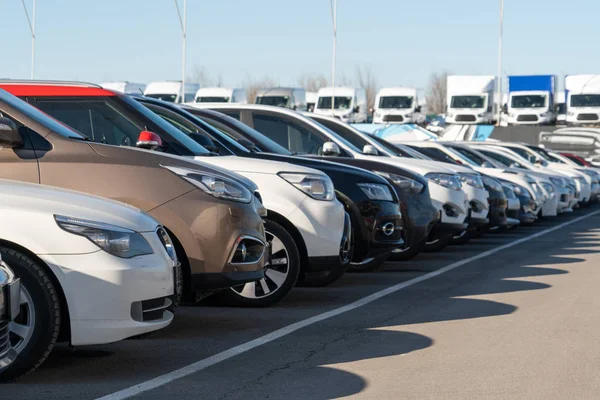 Autos Hintereinander Gebrauchtwagenverkauf — Stockfoto