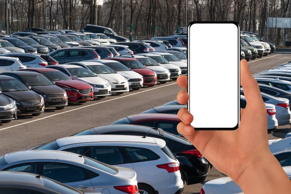 Hand Met Telefoon Een Achtergrond Van Rijen Auto Autoverkoop — Stockfoto