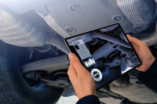Serviceman Repareren Van Een Auto Met Behulp Van Augmented Reality — Stockfoto
