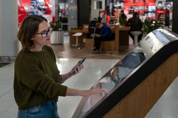 Femme Avec Téléphone Utilise Kiosque Libre Service Dans Centre Commercial — Photo