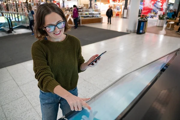 Woman Phone Uses Self Service Kiosk Shopping Mall — Stock Photo, Image