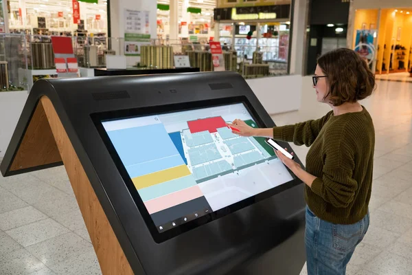 Woman Phone Uses Self Service Kiosk Shopping Mall — Stock Photo, Image