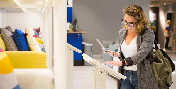 Femme Avec Téléphone Configurant Des Meubles Bureau Libre Service Dans — Photo