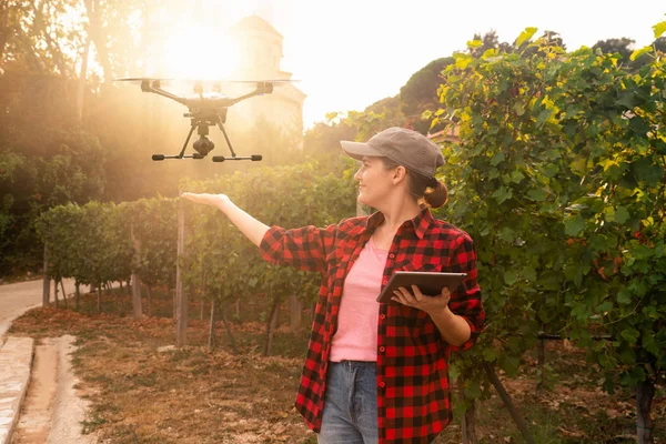 Bäuerin Steuert Drohne Mit Tablet Smart Farming Und Landwirtschaft — Stockfoto