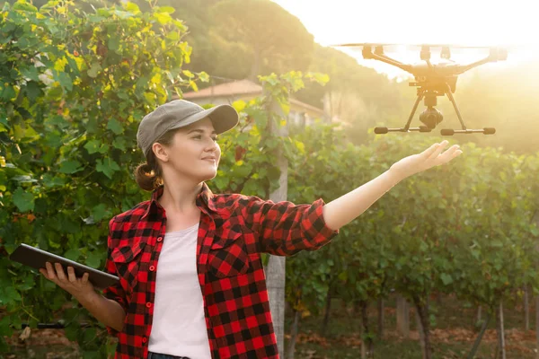 Bäuerin Steuert Drohne Mit Tablet Smart Farming Und Landwirtschaft — Stockfoto