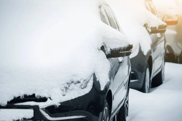 Karla Kaplı Park Edilmiş Arabalar — Stok fotoğraf