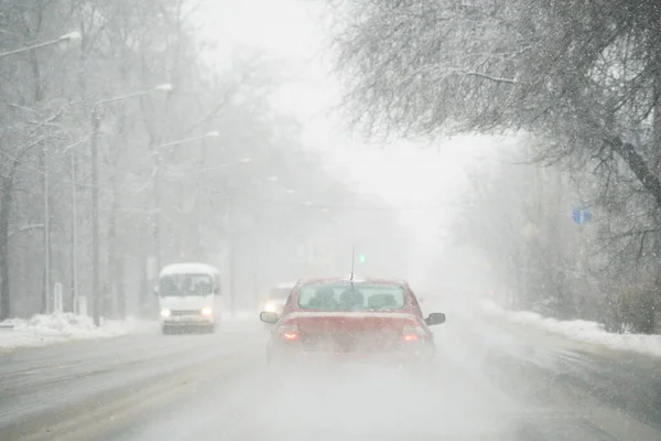 Araba Bir Kış Şehri Caddesinde Kar Fırtınasında Sürüyor — Stok fotoğraf
