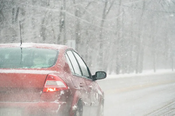 Carro Está Dirigindo Uma Rua Cidade Inverno Uma Nevasca — Fotografia de Stock