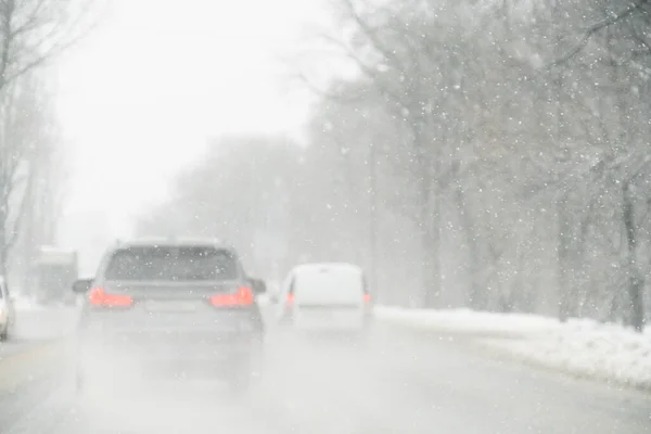 Autó Egy Téli Városi Utcán Vezet Egy Hóviharban Homályos Háttér — Stock Fotó