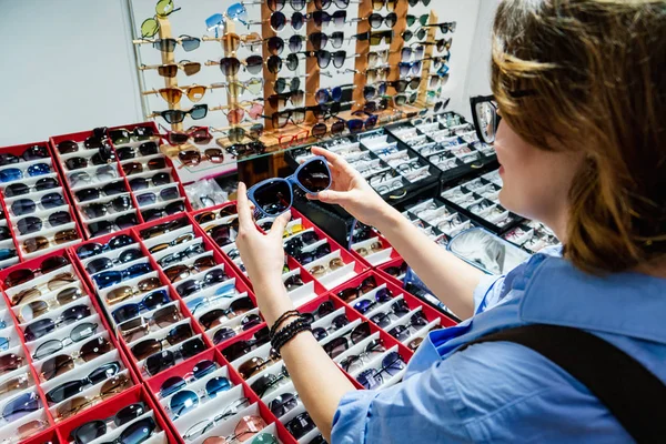 Frau Wählt Sonnenbrille Geschäft — Stockfoto